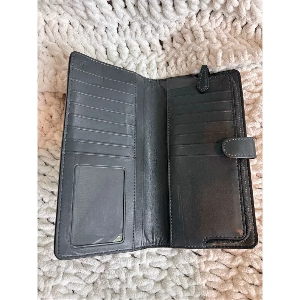 Nearly new Coach Dark Forest Green Leather Slim Zip Wallet Long Continental Wall
